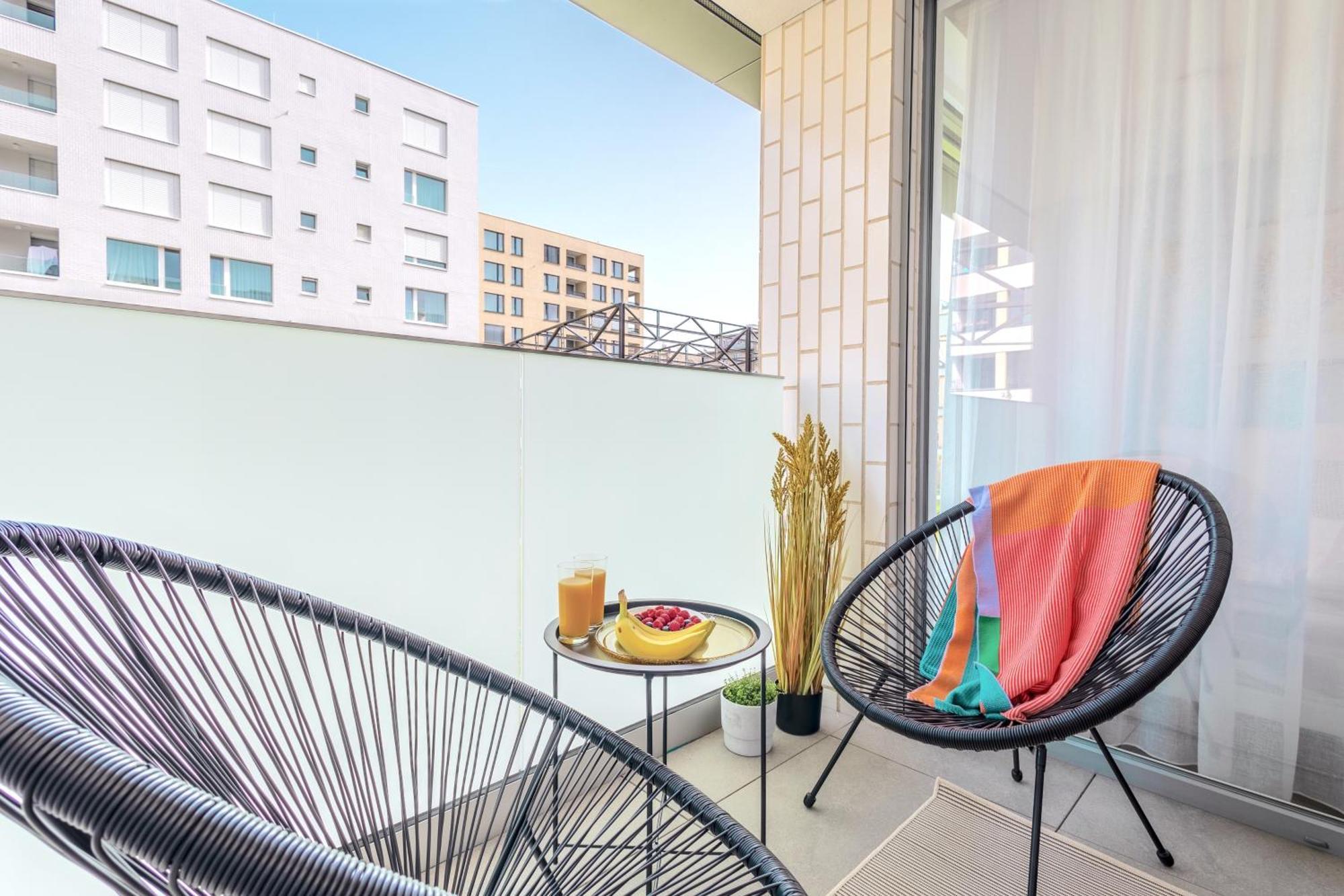 Yellow Apartment - Balcony, Free Parking, By Gravity פראג מראה חיצוני תמונה