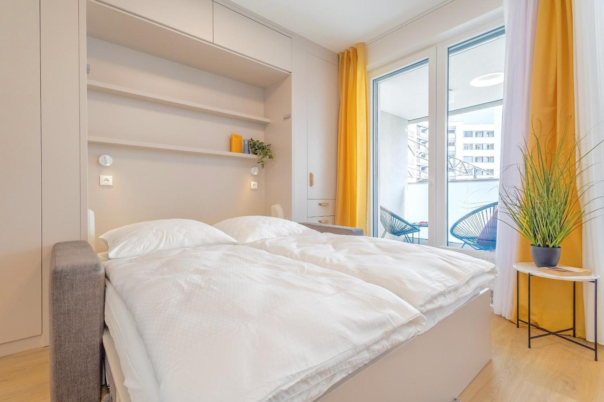 Yellow Apartment - Balcony, Free Parking, By Gravity פראג מראה חיצוני תמונה