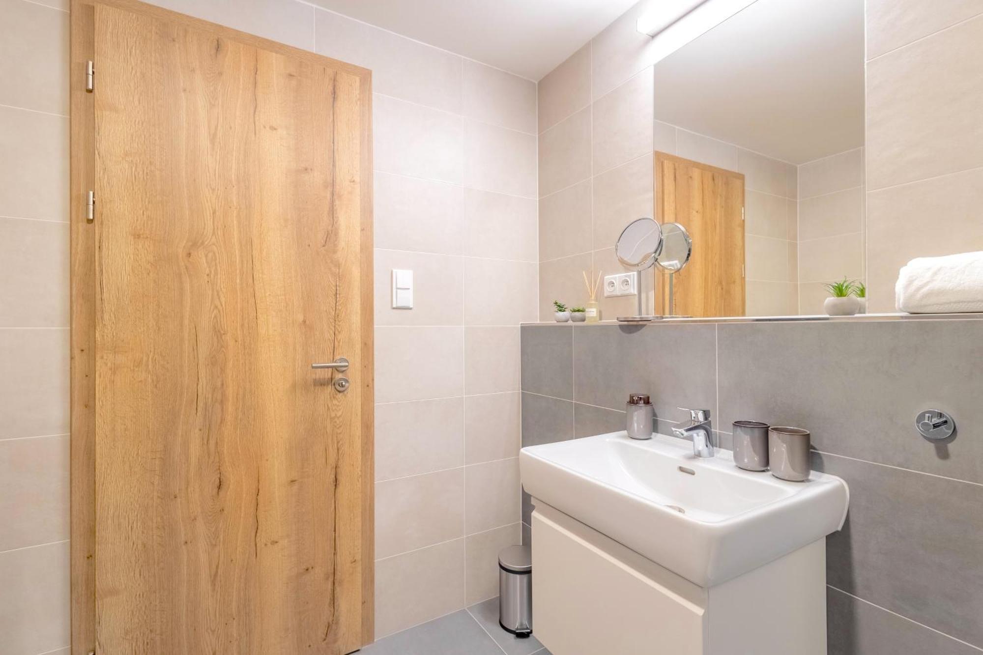 Yellow Apartment - Balcony, Free Parking, By Gravity פראג מראה חיצוני תמונה