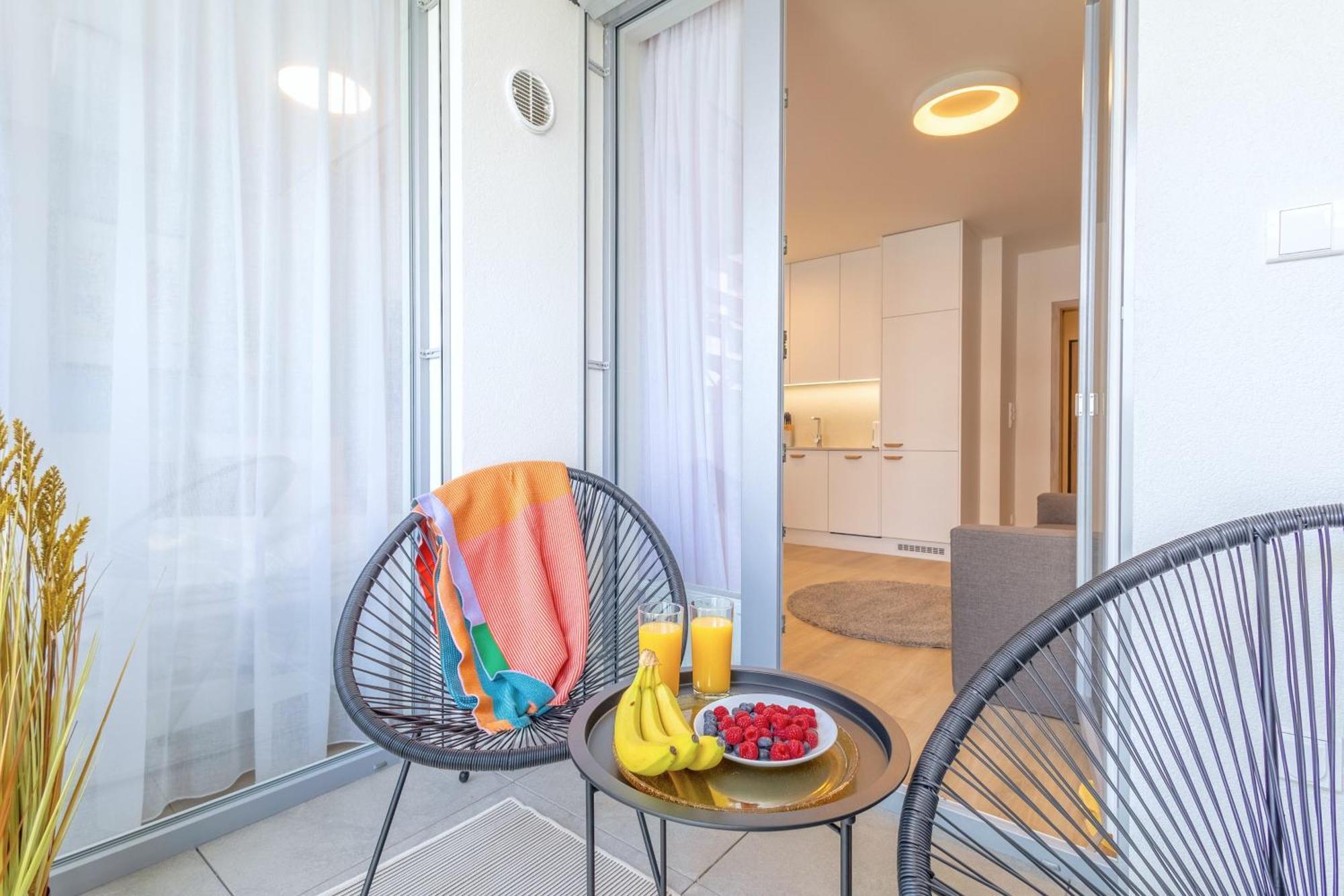 Yellow Apartment - Balcony, Free Parking, By Gravity פראג מראה חיצוני תמונה